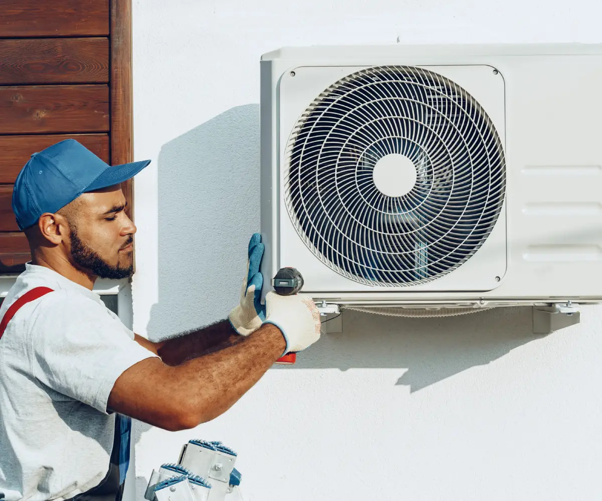 HVAC Professional Repairing Air Conditioner - Meccom Air