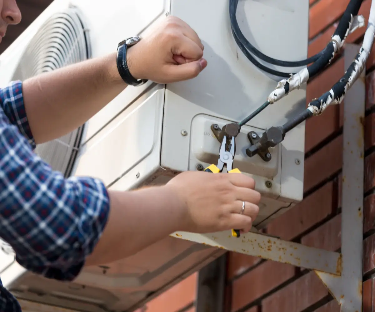 Technician Repairing Outdoor Air Conditioner - Meccom Air